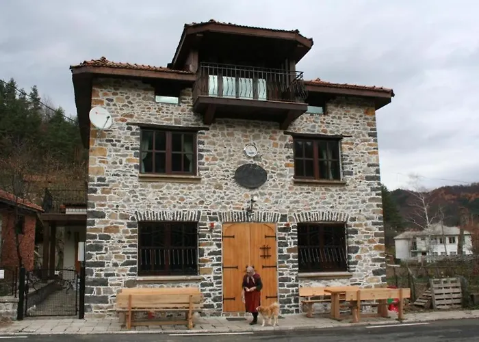 къща александрова с басейн вътрешен и отопляем *